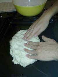 On étale la pâte à la main sur toute la surface On étale la pâte à la main sur toute la surface