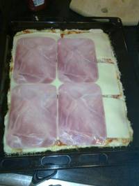 On place les tranches de Gouda et le jambon On place les tranches de Gouda et le jambon