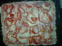 On complète la pizza avec les rondelles de tomate, les dés de poivrons et l'origan On complète la pizza avec les rondelles de tomate, les dés de poivrons et l'origan