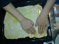 On étale la pâte à la main sur toute la surface On étale la pâte à la main sur toute la surface