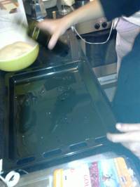 Sur la plaque à gâteau, on verse une bonne couche d'huile Sur la plaque à gâteau, on verse une bonne couche d'huile